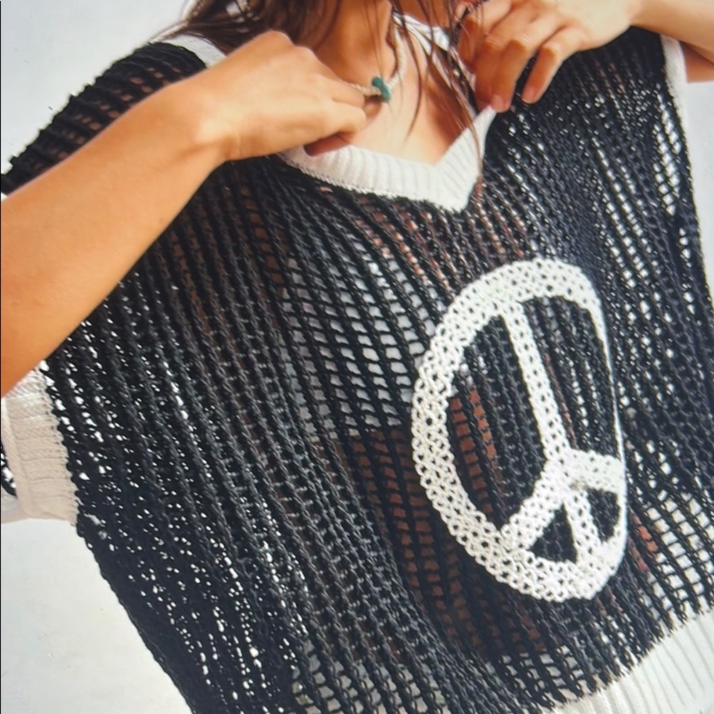 042. Black and White Peace Sign Knit Sweater - Picture 4 of 4
